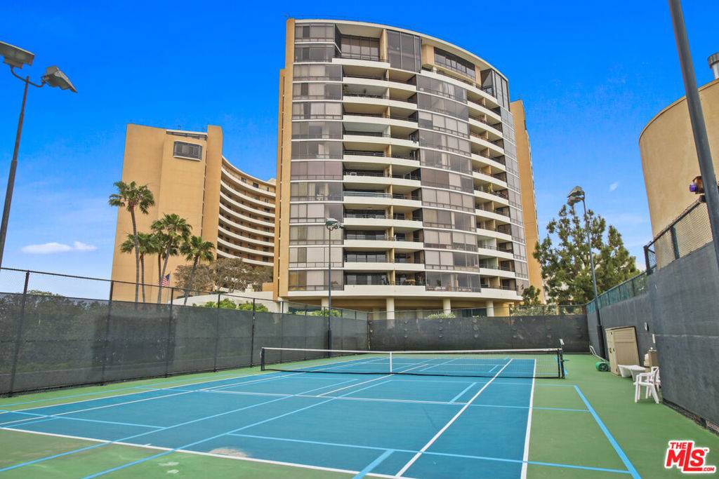 Marina Del Rey, CA 90292,4316 Marina City Dr #521C