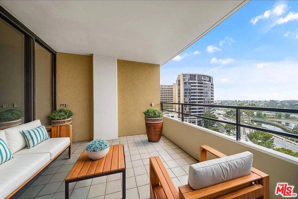 Marina Del Rey, CA 90292,4316 Marina City Dr #521C
