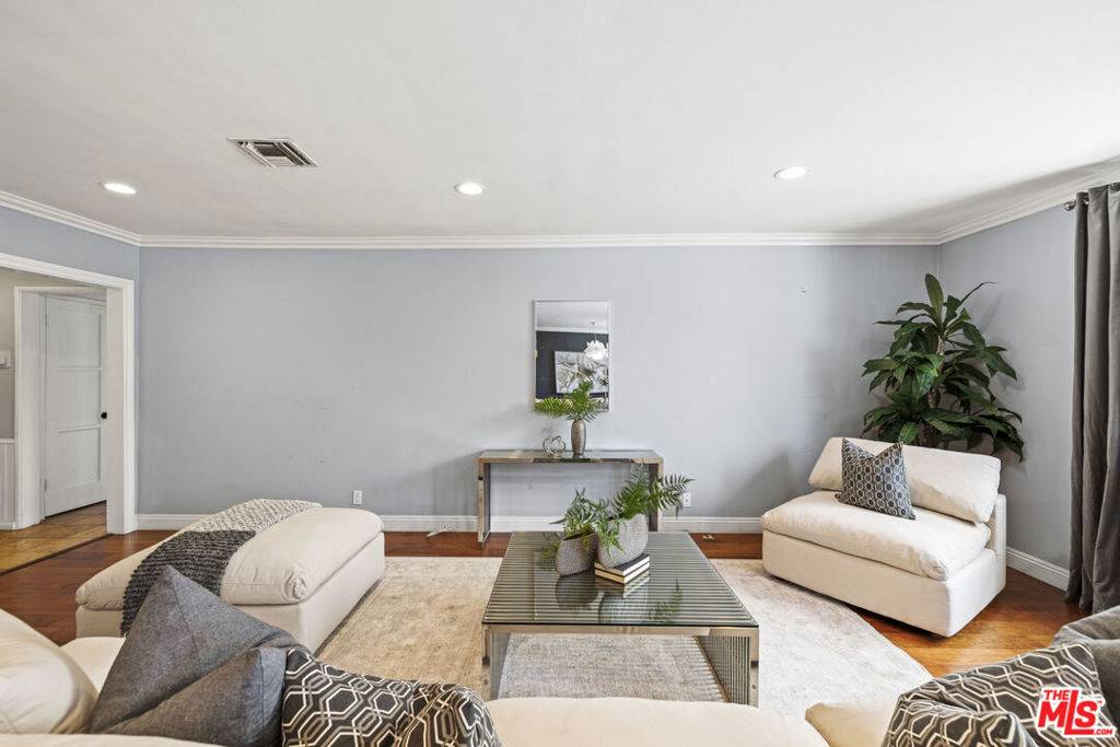 Lake Balboa, CA 91406,8136 Genesta AVE