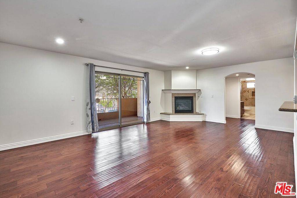 Los Angeles, CA 90004,4822 Elmwood AVE #101