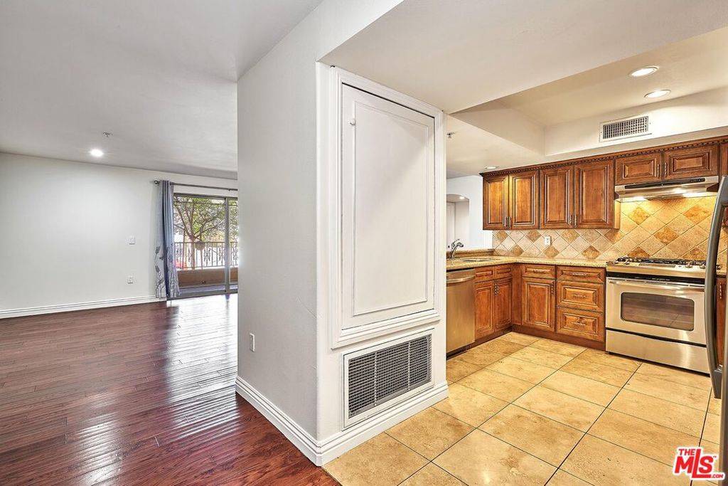 Los Angeles, CA 90004,4822 Elmwood AVE #101