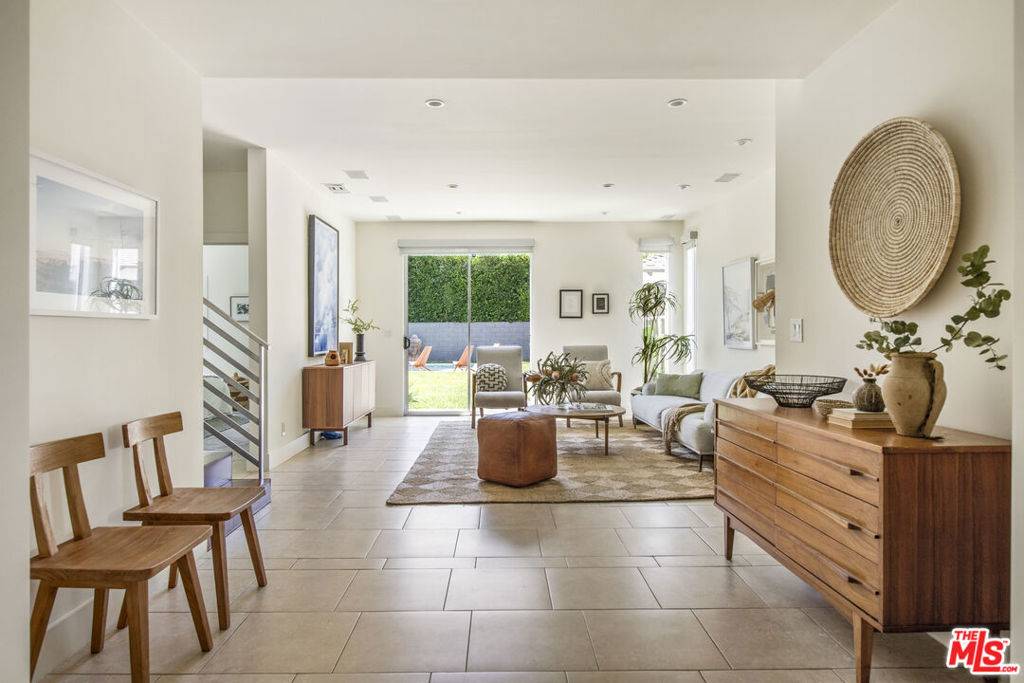 Sherman Oaks, CA 91423,4947 Varna AVE