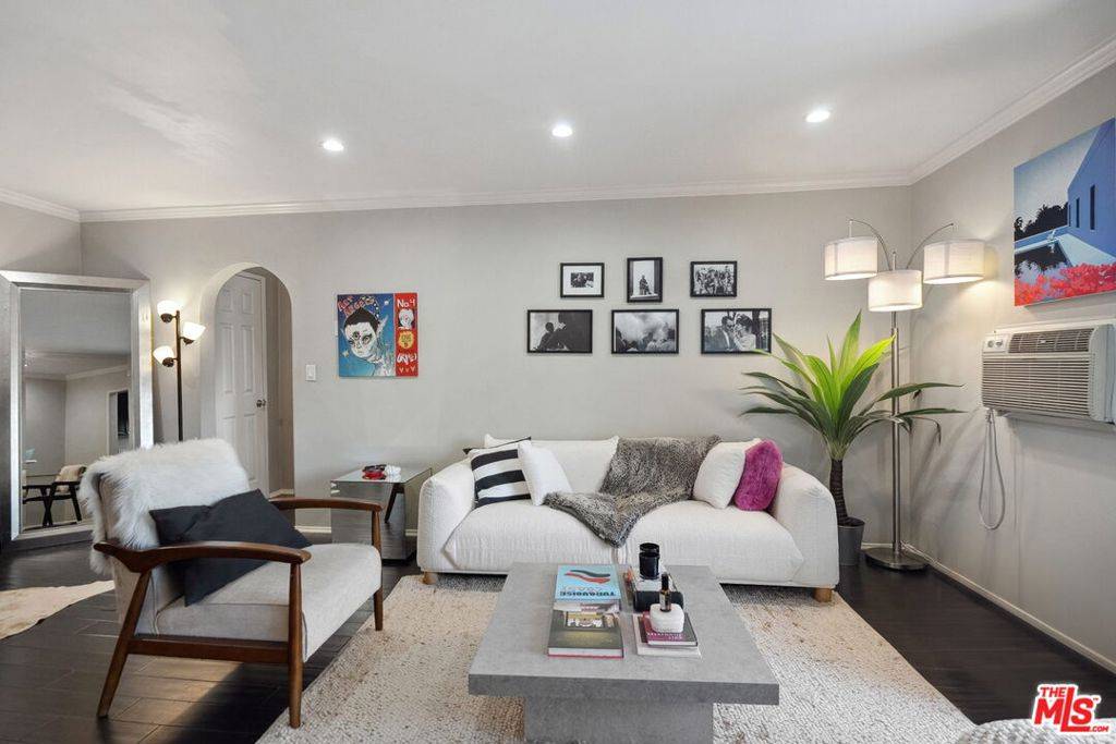 West Hollywood, CA 90048,625 N Flores ST #205