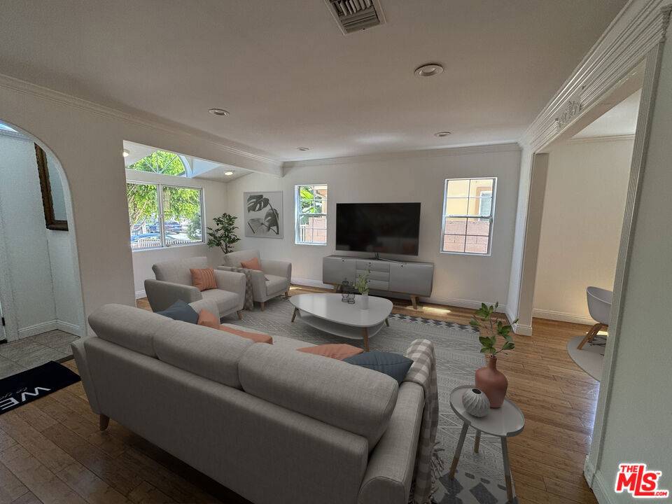 Encino, CA 91316,5049 Hesperia AVE