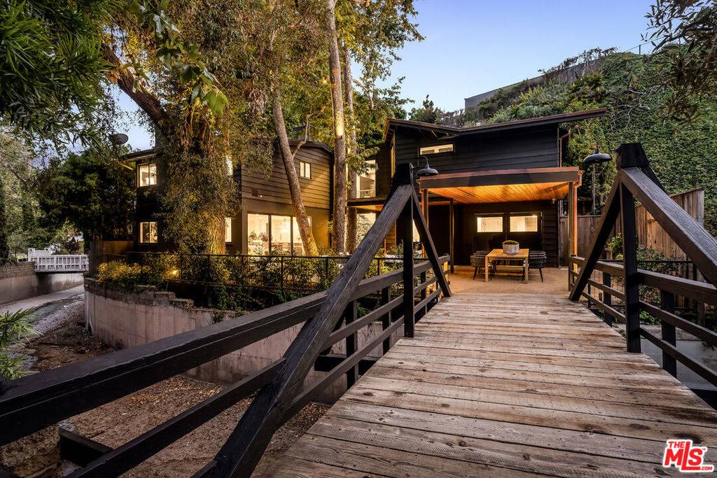 Santa Monica, CA 90402,327 E Rustic RD