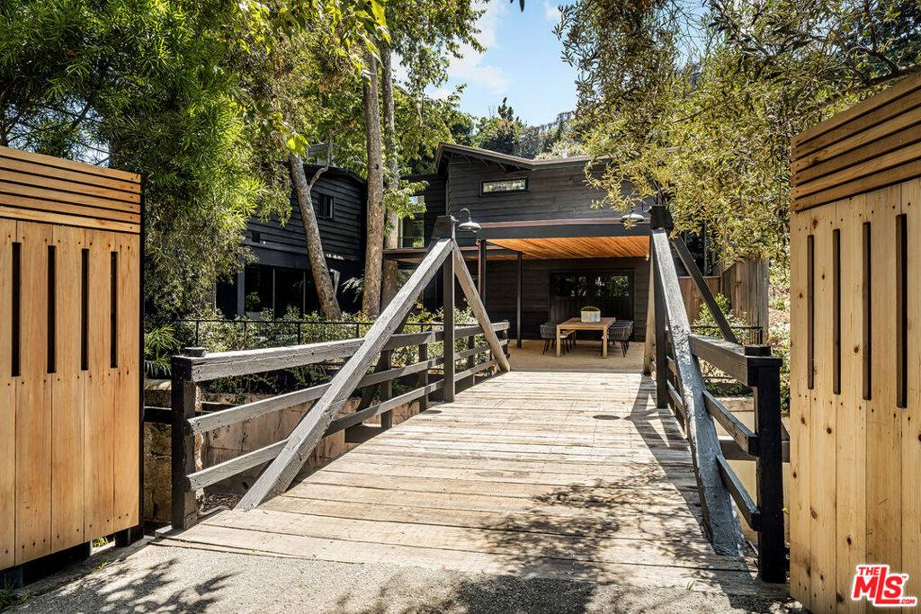 Santa Monica, CA 90402,327 E Rustic RD