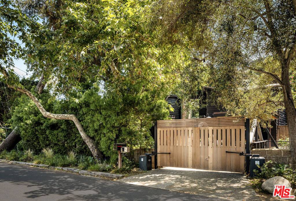 Santa Monica, CA 90402,327 E Rustic RD