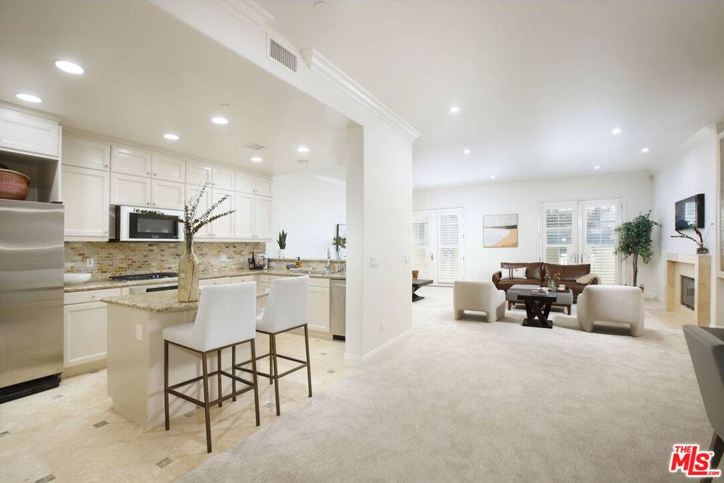 Beverly Hills, CA 90211,143 N Arnaz DR #204