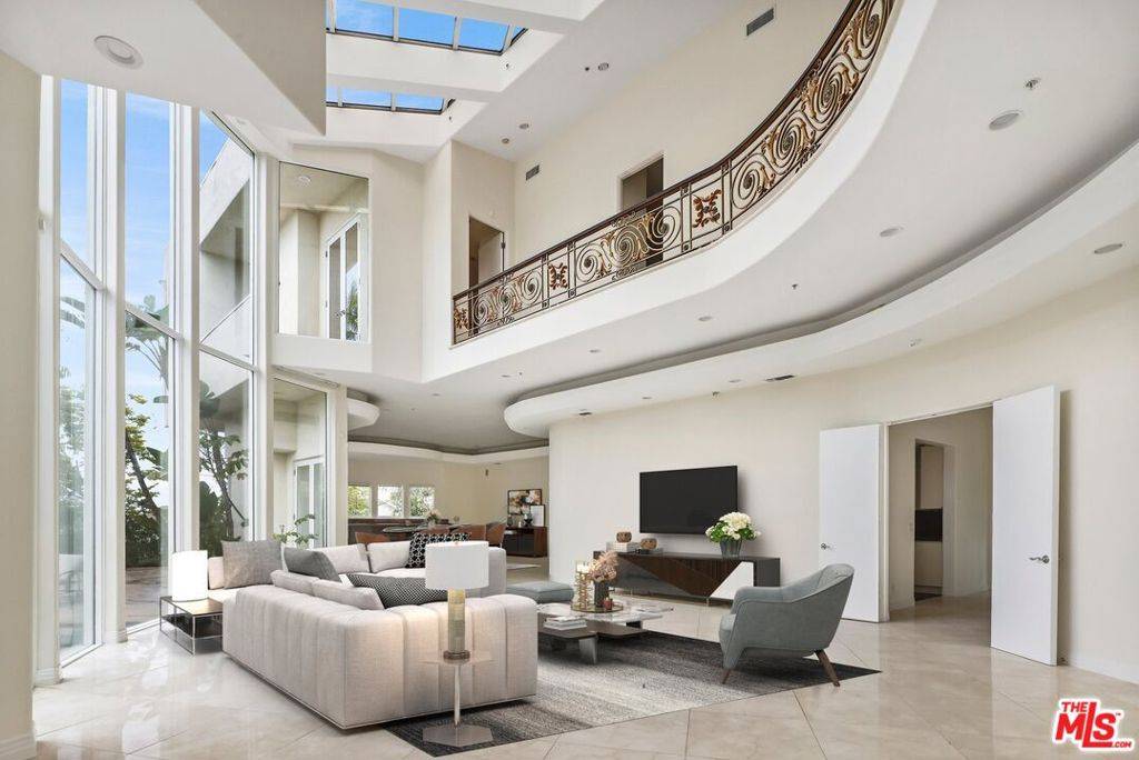 Los Angeles, CA 90046,2470 Venus DR