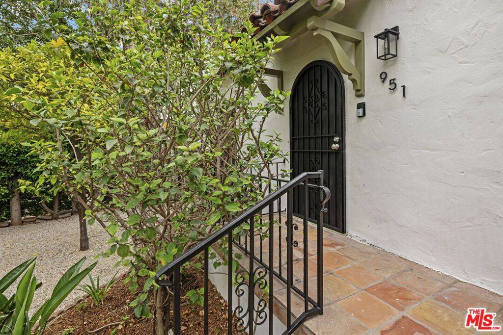 Los Angeles, CA 90046,951 N Martel AVE