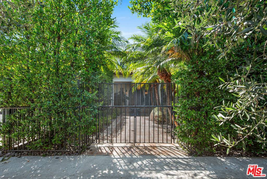 Toluca Lake, CA 91602,9928 Toluca Lake AVE