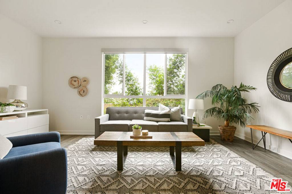 Van Nuys, CA 91405,14111 W Monroe PL