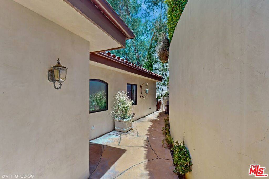 Los Angeles, CA 90068,3311 Deronda DR