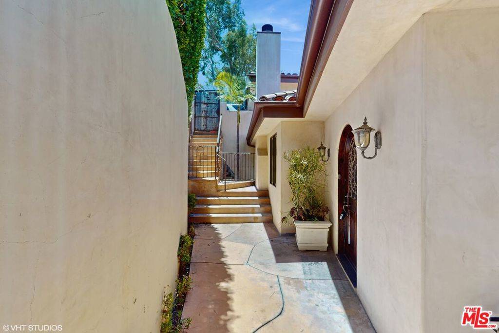 Los Angeles, CA 90068,3311 Deronda DR