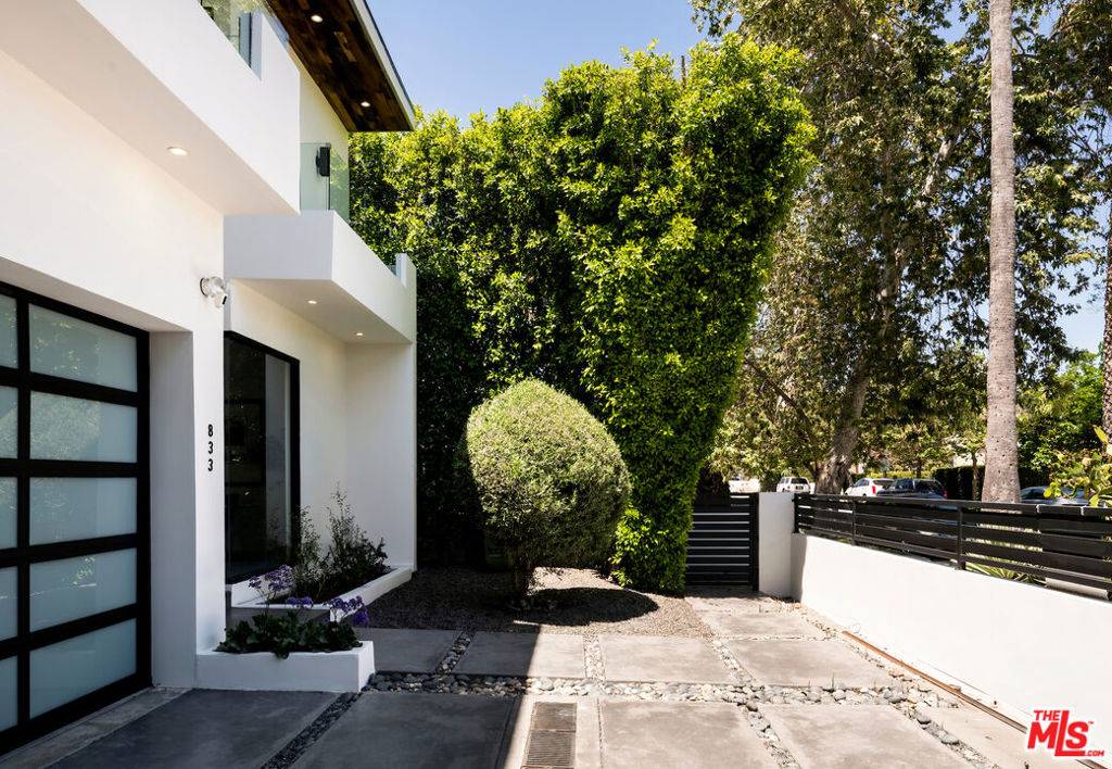 Los Angeles, CA 90038,833 N Cherokee AVE