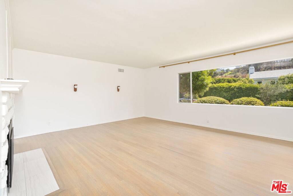 Pacific Palisades, CA 90272,1053 Maroney LN