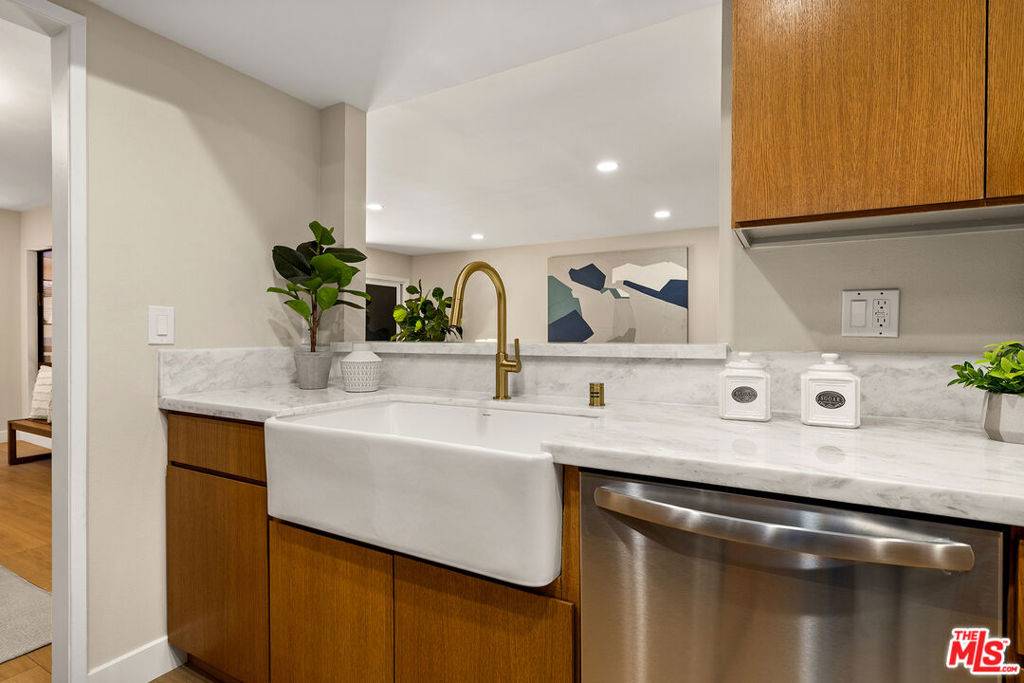 Sherman Oaks, CA 91403,4542 Willis AVE #206
