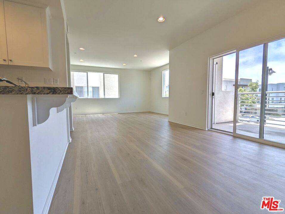 Hawthorne, CA 90250,13024 Union AVE #201