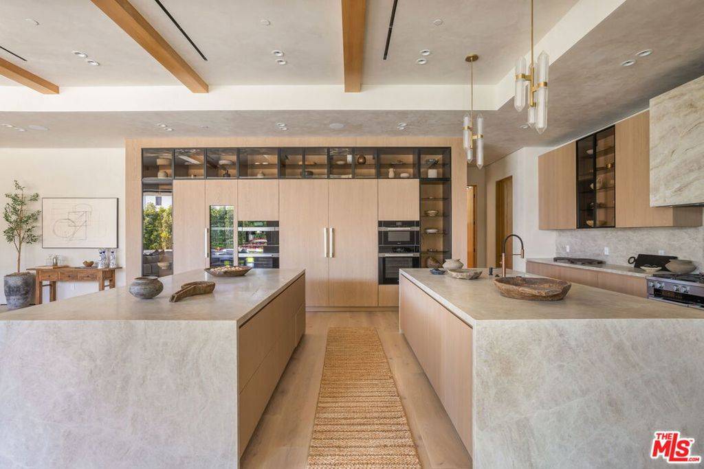 Los Angeles, CA 90024,10386 Strathmore DR