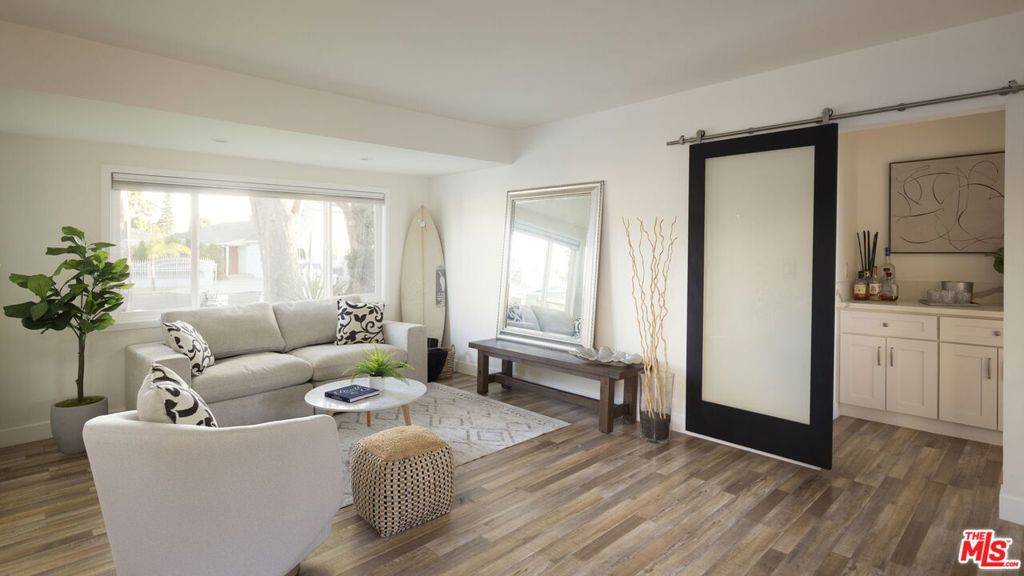 Van Nuys, CA 91406,7822 Peach AVE