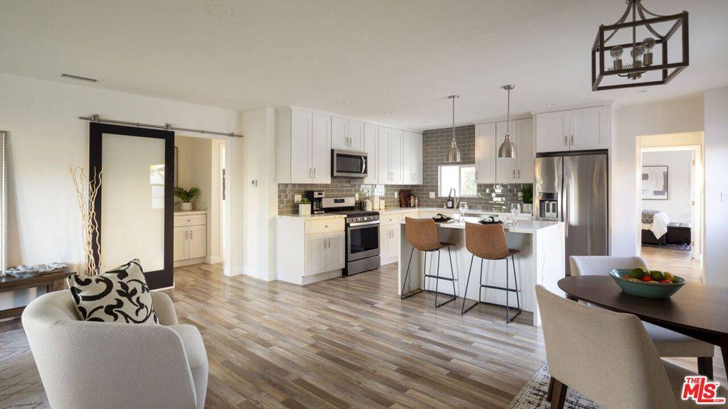 Van Nuys, CA 91406,7822 Peach AVE
