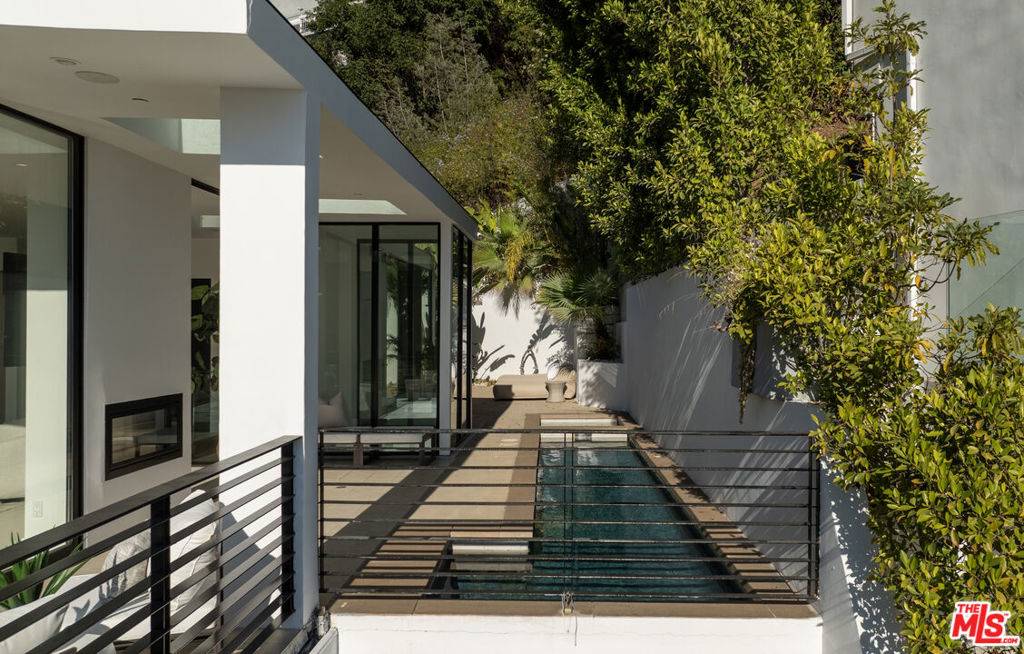 West Hollywood, CA 90069,1516 Forest Knoll DR