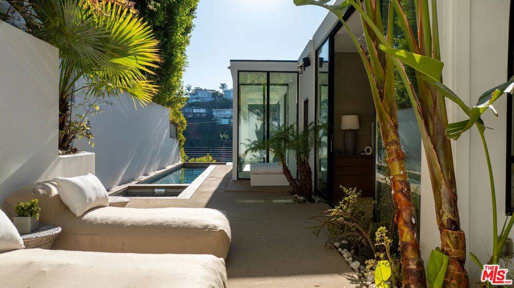 West Hollywood, CA 90069,1516 Forest Knoll DR