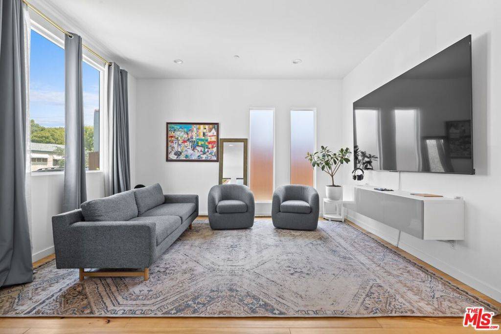 Los Angeles, CA 90039,3170 Glenmanor PL