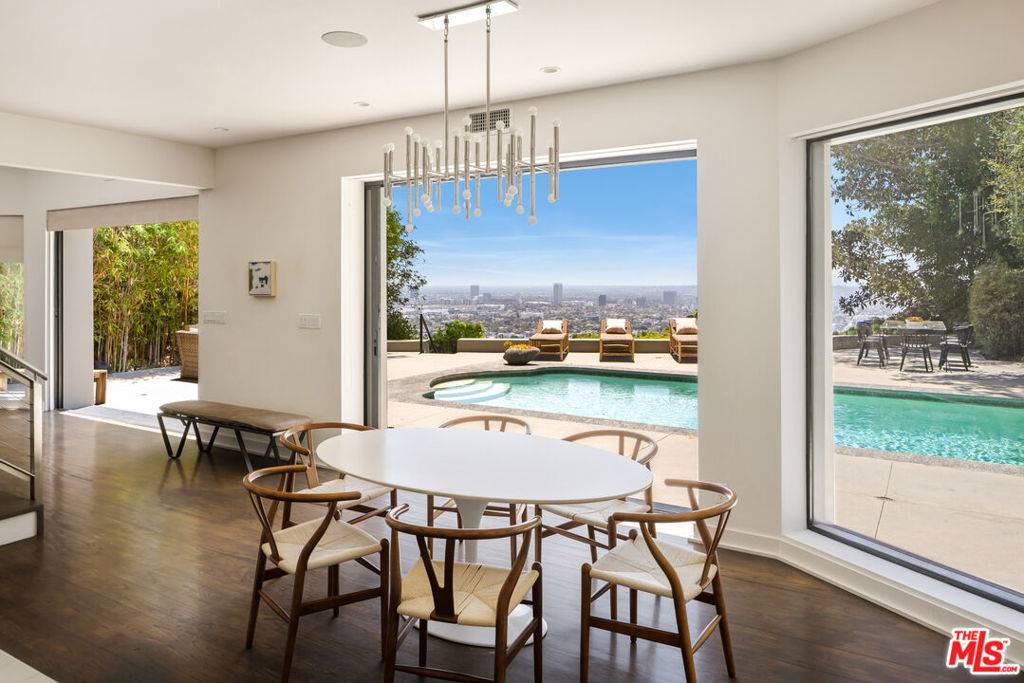 Los Angeles, CA 90069,8540 Hedges WAY