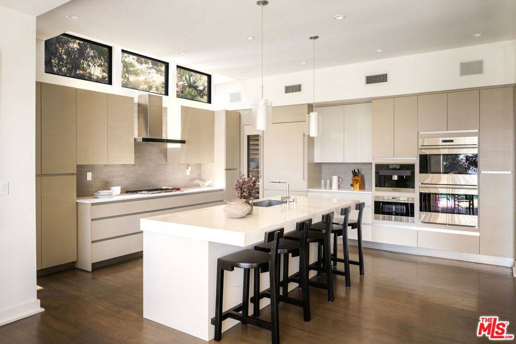 Los Angeles, CA 90069,8540 Hedges WAY