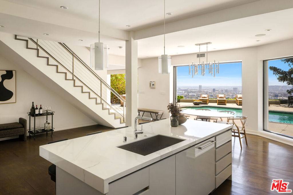 Los Angeles, CA 90069,8540 Hedges WAY