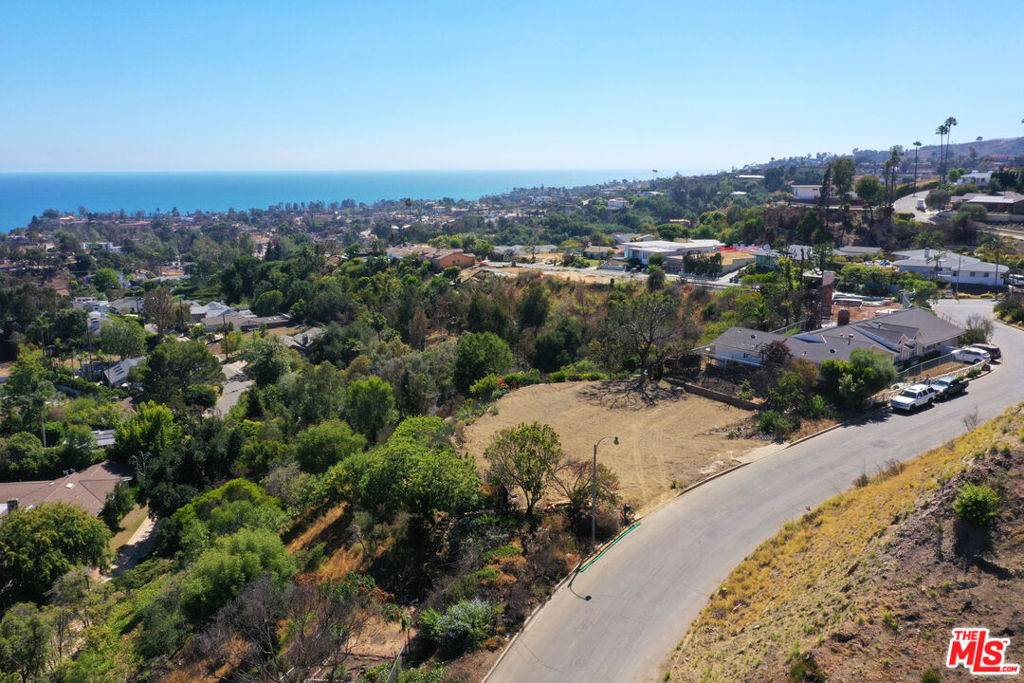 Pacific Palisades, CA 90272,1243 Las Lomas AVE