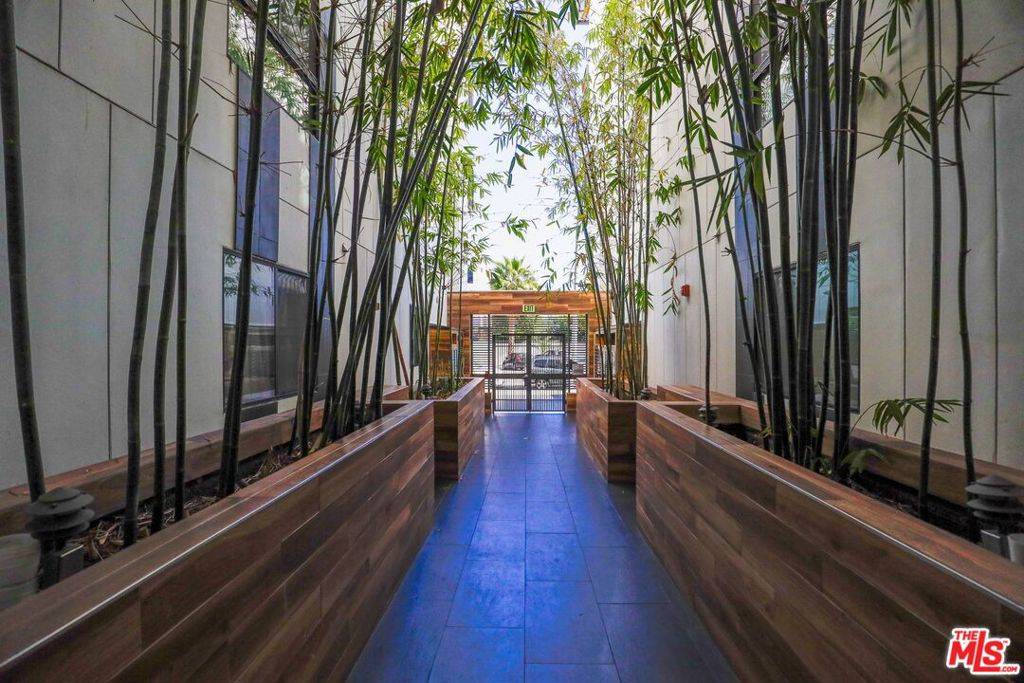 Los Angeles, CA 90038,711 Cole AVE #106