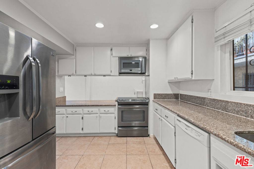 Los Angeles, CA 90039,2354 Fletcher DR #113