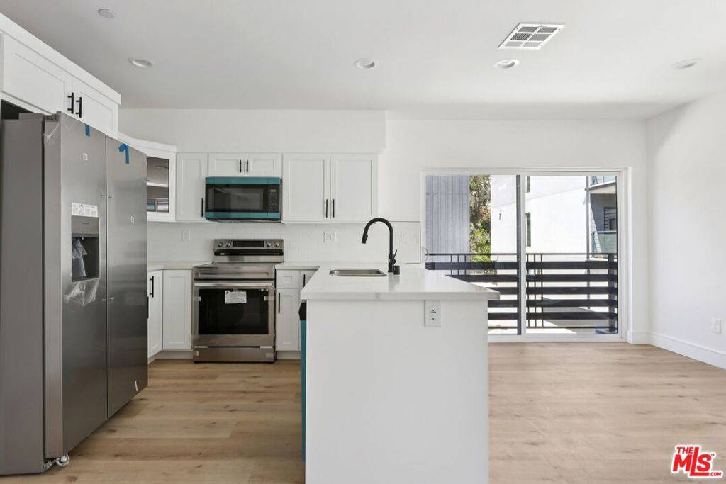Los Angeles, CA 90068,2113 Holly DR