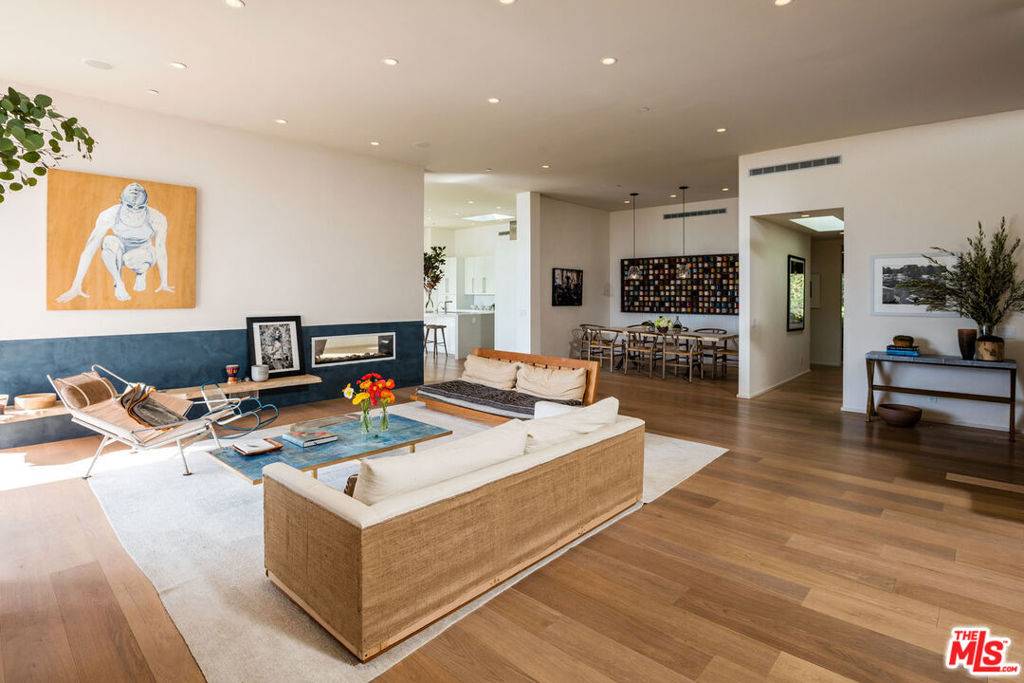 Los Angeles, CA 90069,1355 Devlin DR