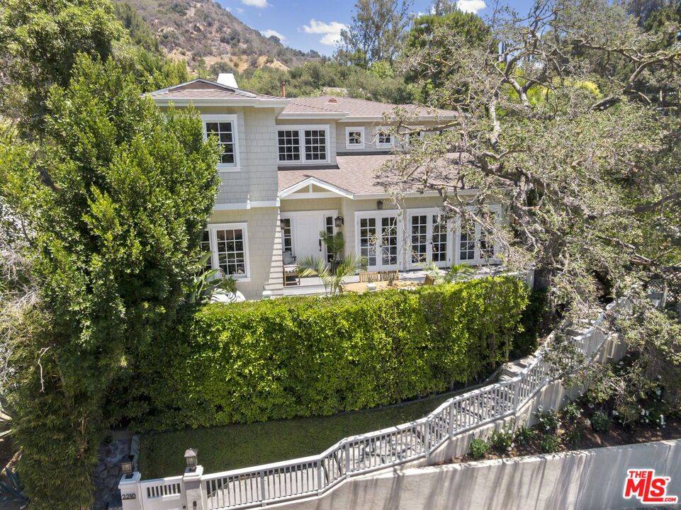 Los Angeles, CA 90077,2210 Beverly Glen PL