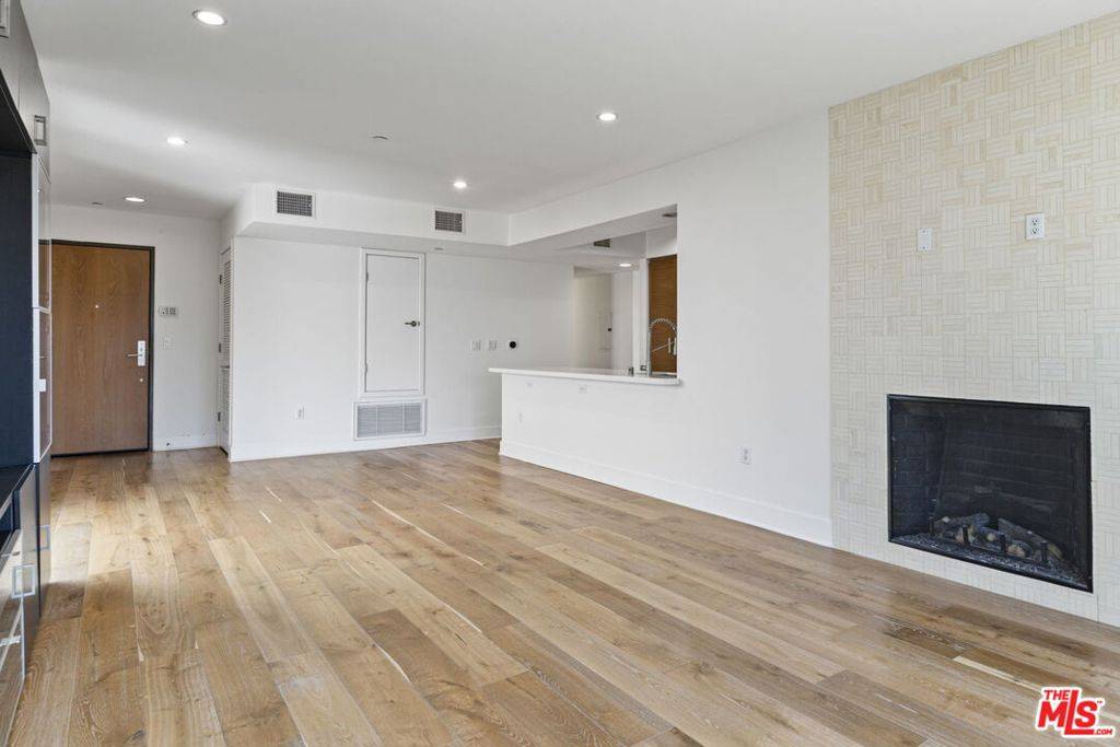 Los Angeles, CA 90049,11715 Goshen AVE #301
