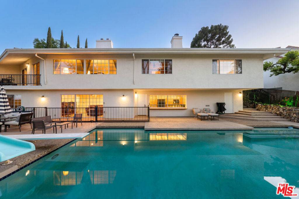 Encino, CA 91436,15569 Meadowgate RD