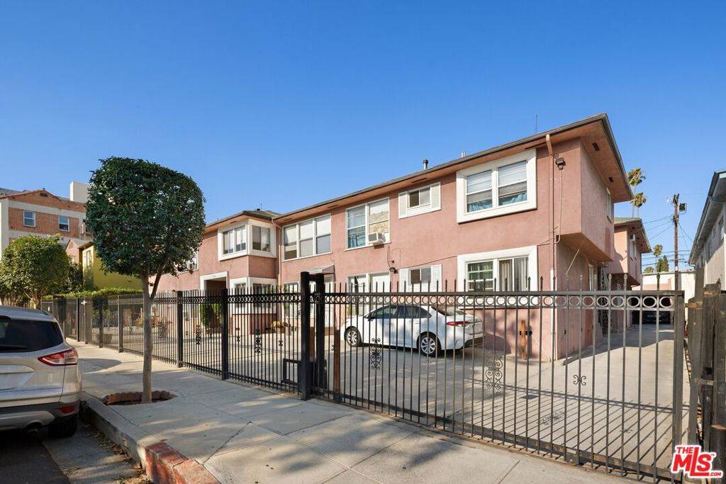 Los Angeles, CA 90027,1640 N Harvard BLVD