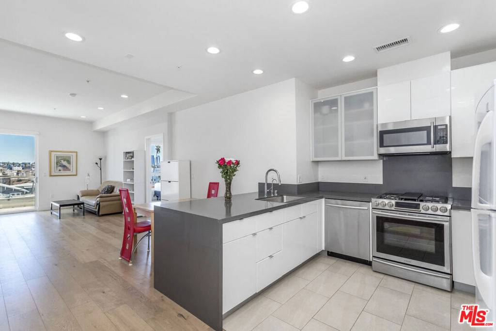 Los Angeles, CA 90004,105 S Mariposa AVE #507