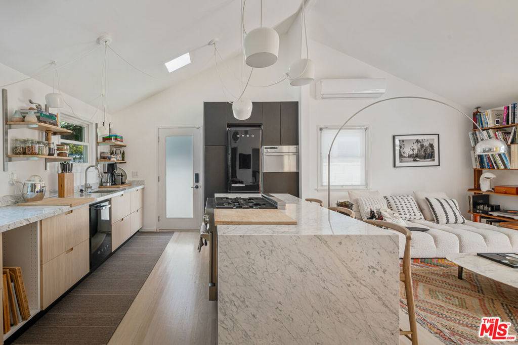 Venice, CA 90291,814 Angelus PL
