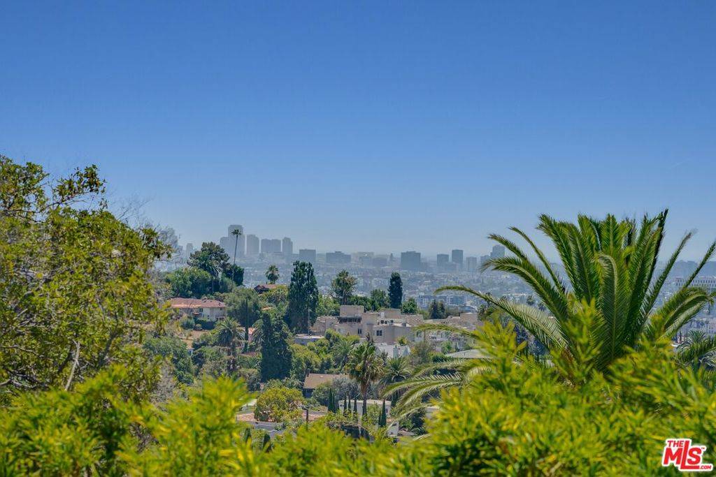Los Angeles, CA 90068,2528 Dearborn DR