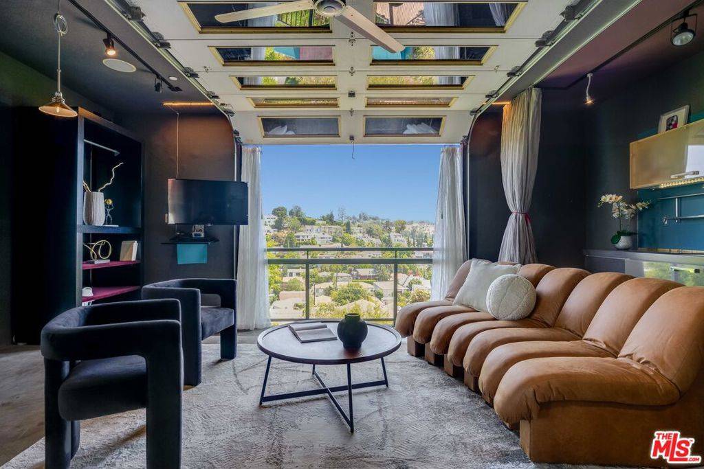 Los Angeles, CA 90068,2528 Dearborn DR