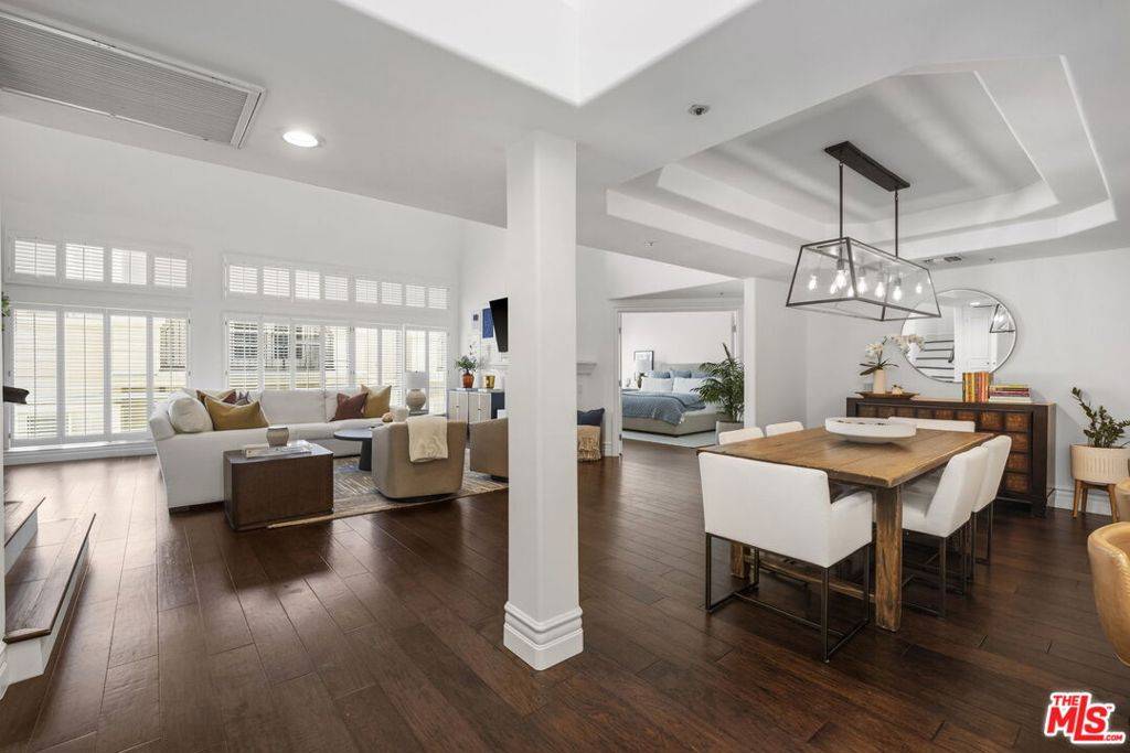 Los Angeles, CA 90049,11690 Montana AVE #306