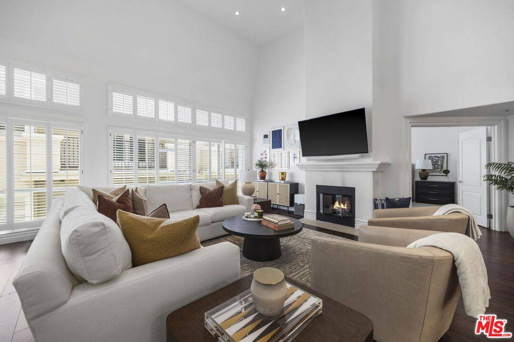 Los Angeles, CA 90049,11690 Montana AVE #306