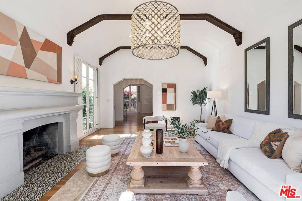 Los Angeles, CA 90049,384 N Bonhill RD