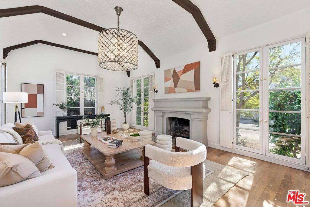 Los Angeles, CA 90049,384 N Bonhill RD