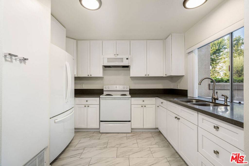 Northridge, CA 91324,18524 Mayall ST #D