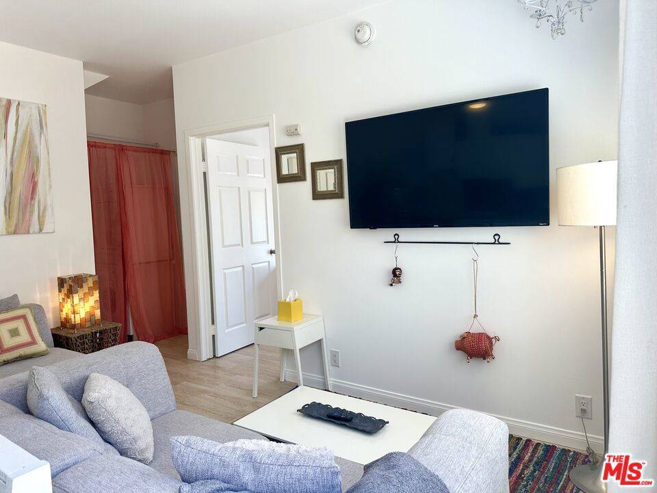 Los Angeles, CA 90019,1210 1/2 S Stanley AVE